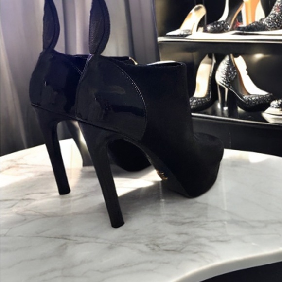 Louis Vuitton open toe booties. Beautiful condition LVlogo on back with monogram - Picture 2 of 4